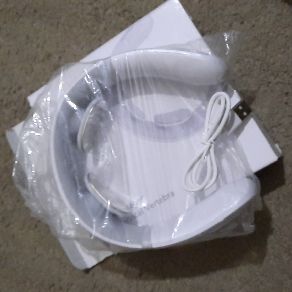 NWOT Wireless Neck Massager for pain relief - Picture 2 of 2